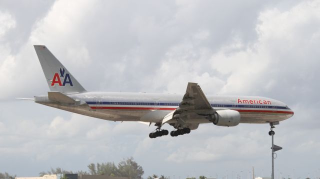 Boeing 777-200 (N772AN)