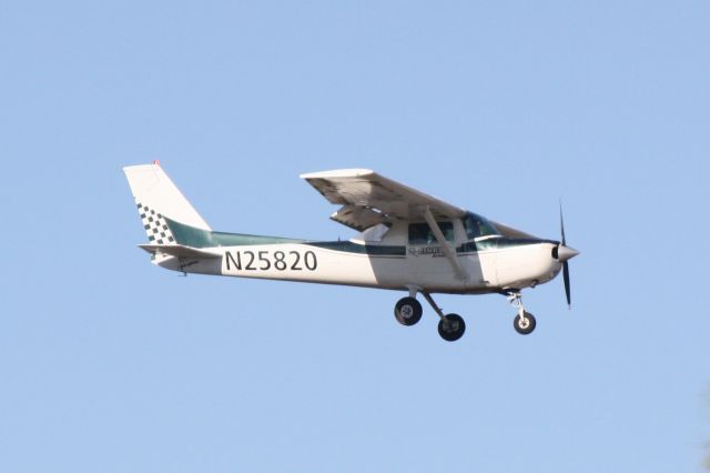 Cessna 152 (N25820) - Cessna 152 (N25820) on approach to Runway 4 at Sarasota-Bradenton International Airport