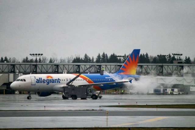 Airbus A320 (N245NV) - Getting deiced 