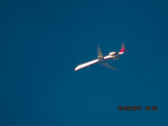 McDonnell Douglas MD-90 (N907DA)