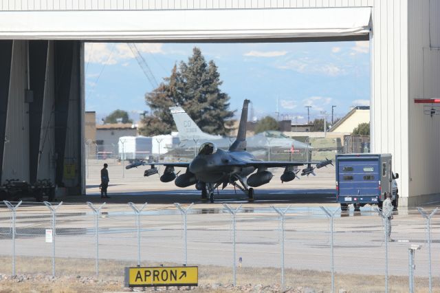 Lockheed F-16 Fighting Falcon — - F16 from the 140th at Buckley AFB getting ready to depart from its alert shed.