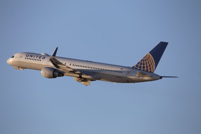 Boeing 757-200 (N597UA)