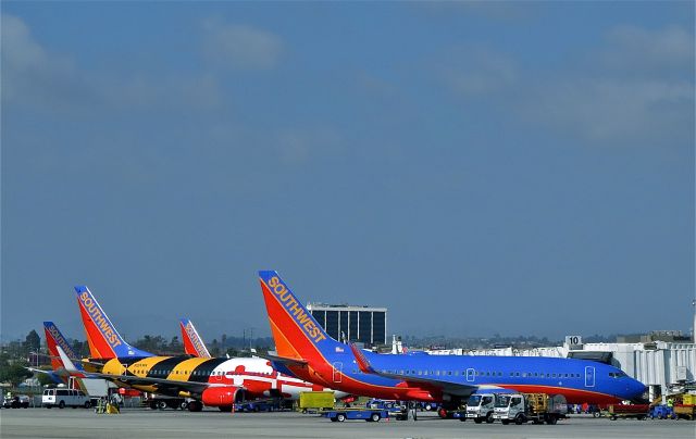 Boeing 737-700 (N214WN)