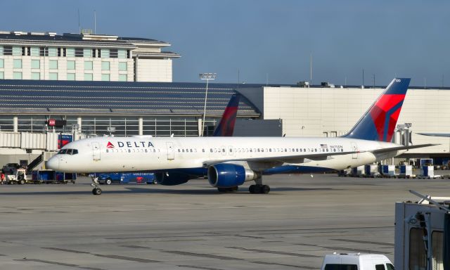 Boeing 757-200 (N670DN) - Delta Boeing 757-232 N670DN in Detroit