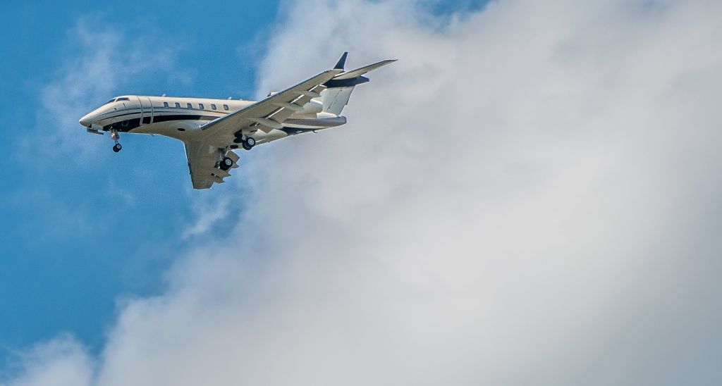 Bombardier Challenger 300 (N305WM)