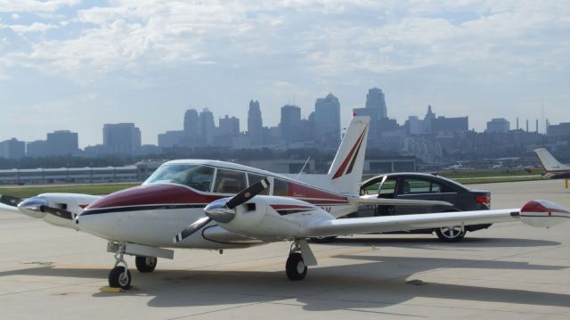 Piper PA-30 Twin Comanche (N8600Y) - Time Machine: Turbocharged, 6 fuel tanks, built-in oxygen.