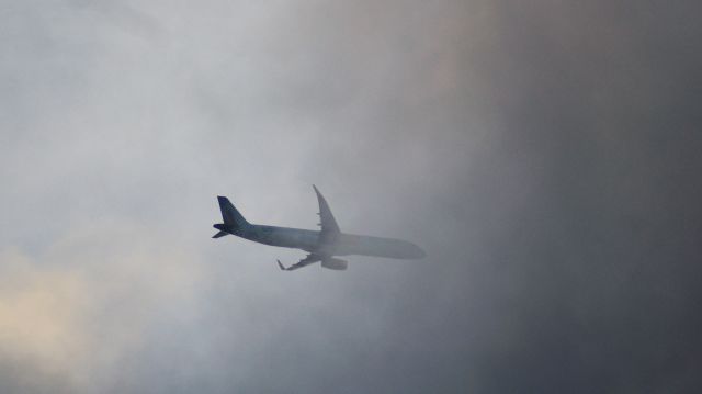 LX734 — - 4-8-2018 Leiderdorp Holland 20.40 uur sudden clouds and fog
