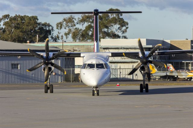 de Havilland Dash 8-400 (VH-QOU) - QantasLink (VH-QOU) Bombardier DHC-8-402Q taxiing at Wagga Wagga Airport.