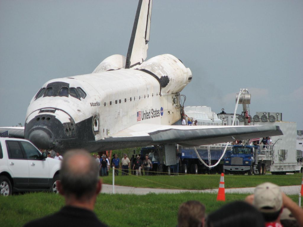 BOEING 737-300 (ELL104) - Shuttle Atlantis on her final decommissioning roll in after STS135