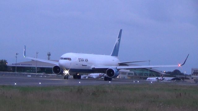 BOEING 767-300 (OY-SRW)