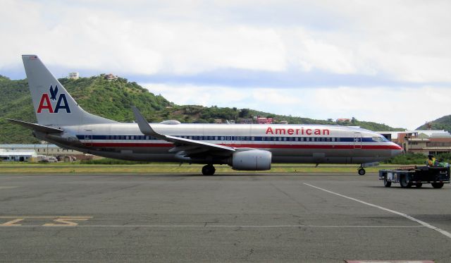 Boeing 737-800 (N928AM)