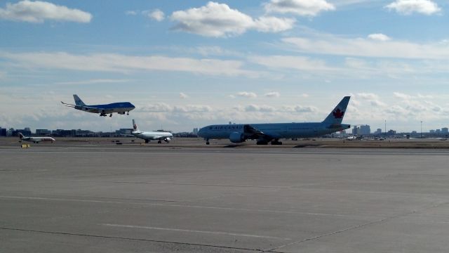 Boeing 747-400 — - Landing sequence on 33R. 2of4