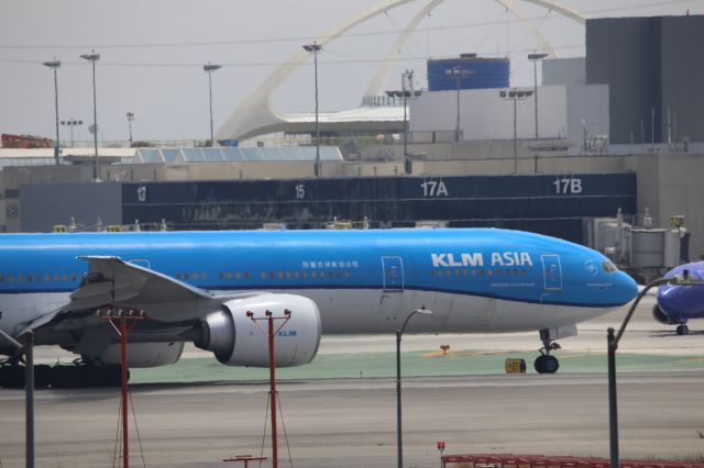 BOEING 777-300ER (PH-BVB)