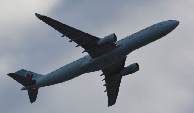 Airbus A330-300 (C-GFUR)