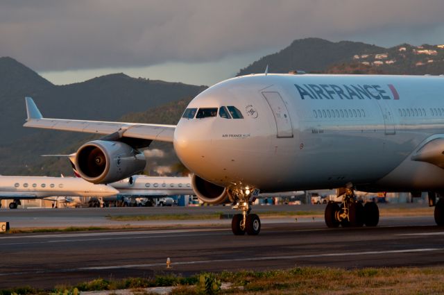 Airbus A340-300 (F-GLZK)