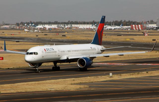 Boeing 757-200 (N686DA) - Delta Air Lines / Boeing 757-232 / MSN 27589 / N686DA / MMMX 02/2021