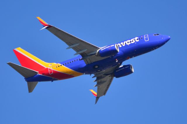 Boeing 737-700 (N7855A) - Climbing into beautiful blue skies after takeoff from Nashville runway 20C