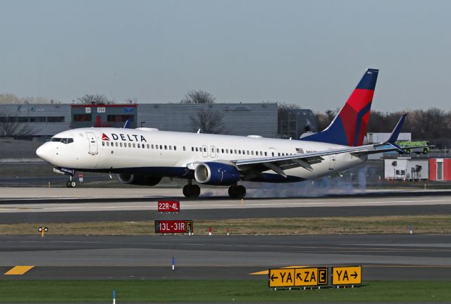 Boeing 737-900 (N853DN) - DAL901 making some tyre smoke on landing after the flight from Punta Caucedo.