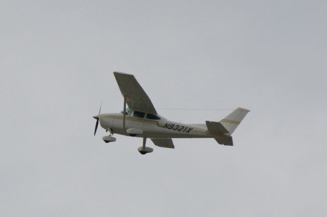 Cessna Skylane (N9321X) - Cessna Skylane (N9321X) departs Sarasota-Bradenton International Airport