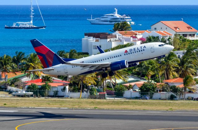 Boeing 737-700 (N307DQ)