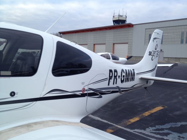 Cirrus SR-22 —