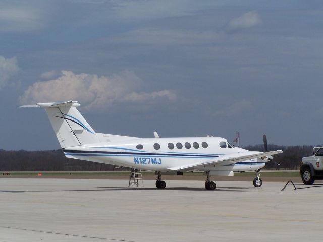 Beechcraft Super King Air 200 (N127MJ) - N127MJ Super King Air (BB-1132) Sat on its home ramp at Zanesville OH (KZZV) 2007 ...Photo by Mike Day.