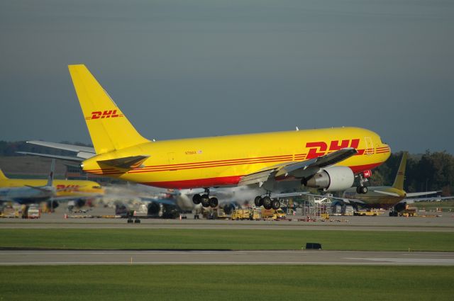 BOEING 767-200 (N798AX) - early morning landing for DHL on 36R