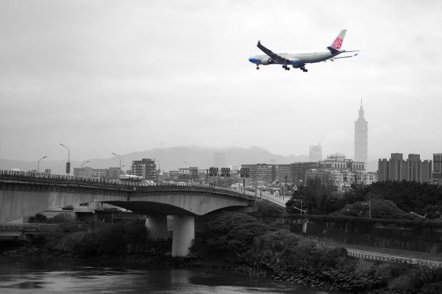 Airbus A330-300 (B-18355)