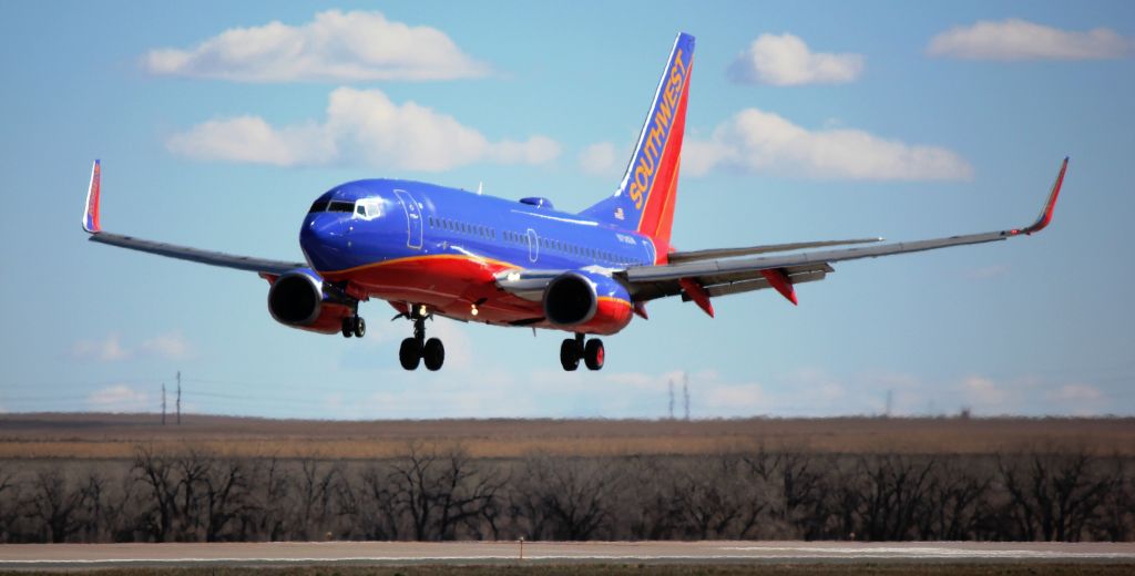 Boeing 737-700 (N758SW) - Landing on runway 26.