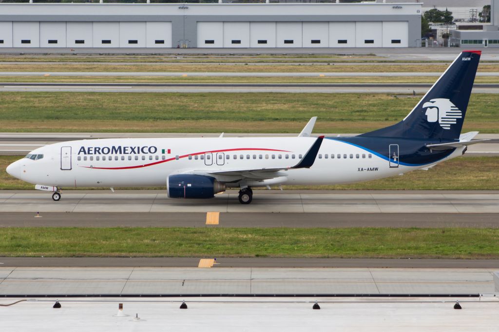 Boeing 737-800 (XA-AMW)