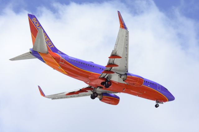 Boeing 737-700 (N555LV) - 01/24/2015 - Inbound from KSTL on final to RWY 1L in a wicked crosswind. Shortly thereafter planes started landing on RWY 28 which is just 6999 feet and crosses takeoff RWY 1R. 