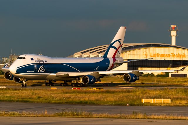 Boeing 747-400 (G-CLAA) - yellow evening sun