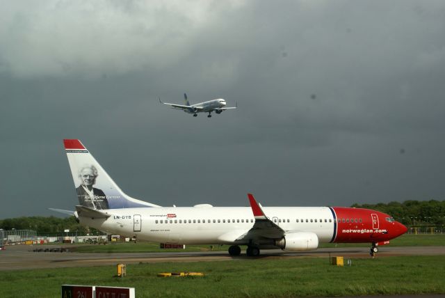 Boeing 737-700 (LN-DYB)