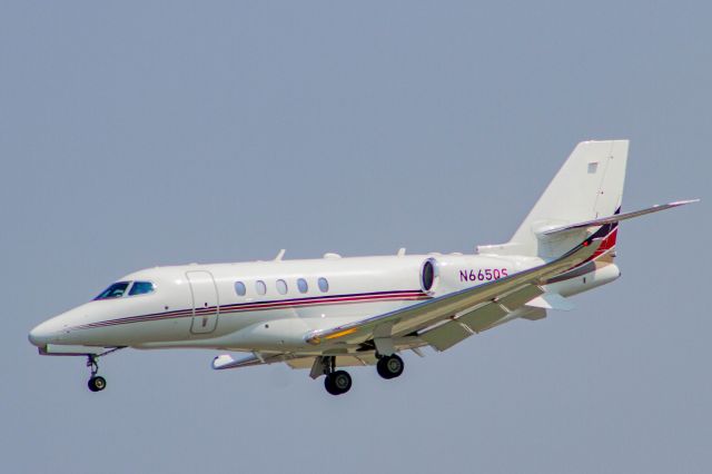 Embraer Phenom 300 (N665QS)