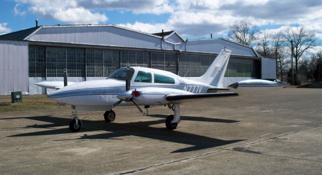 Cessna 310 (N777V)
