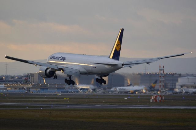 BOEING 777-200LR (D-ALFD)