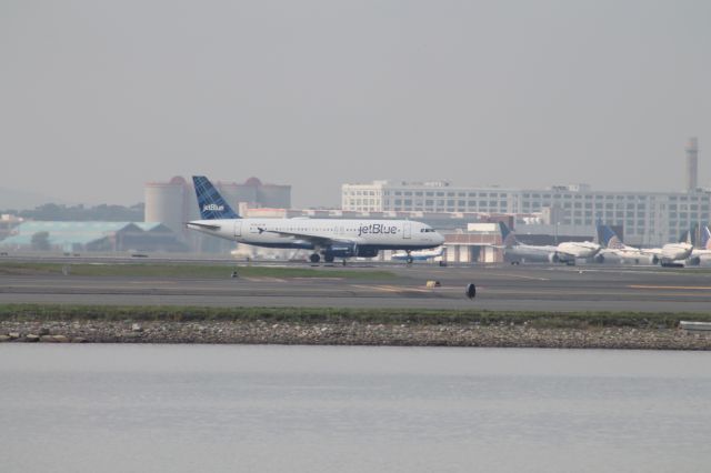 Airbus A320 (N559JB) - A JetBlue A320 waits to cross runway 4L at Logan.