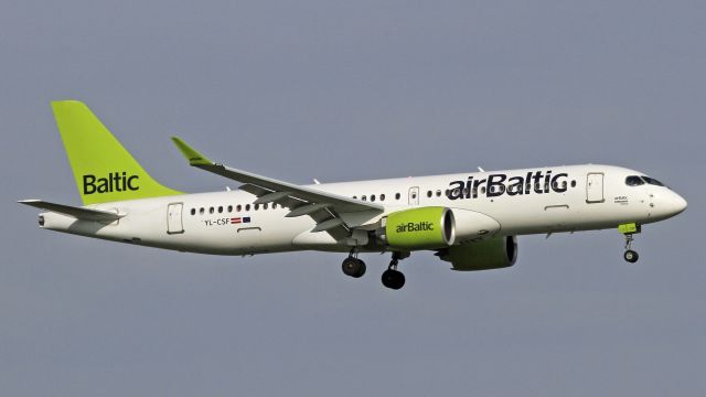 Airbus A220-300 (YL-CSF) - Polderbaan Rwy18R