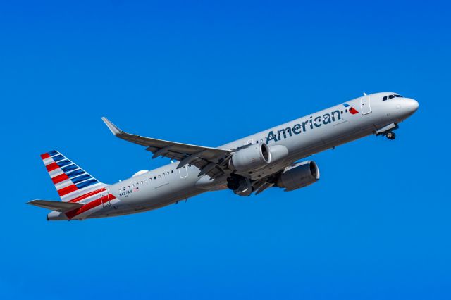 Airbus A321neo (N437AN) - An American Airlines A321 neo taking off from PHX on 3/4/23. Taken with a Canon R7 and Canon EF 100-400 L II lens.