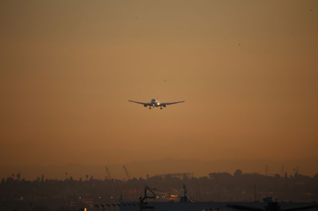 BOEING 767-300 (CC-CXH)