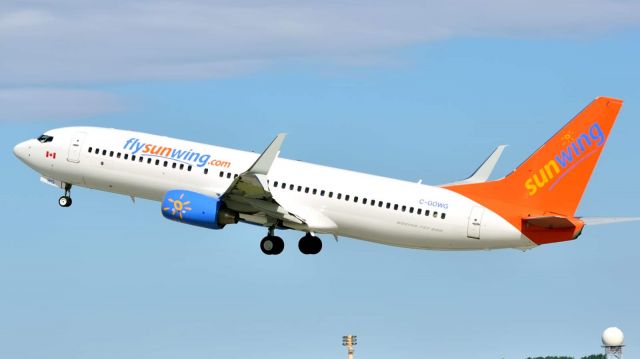 Boeing 737-800 (C-GOWG)