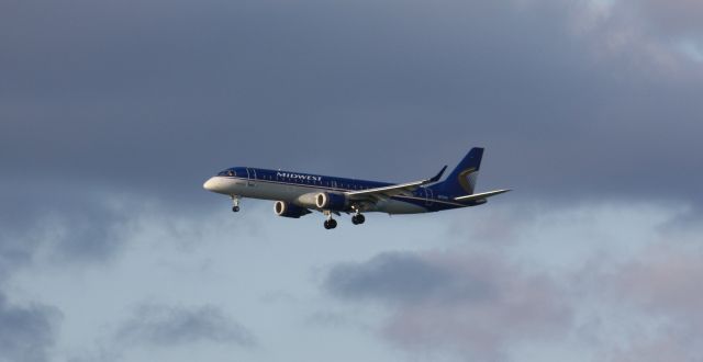 Embraer ERJ-190 (N172HQ)