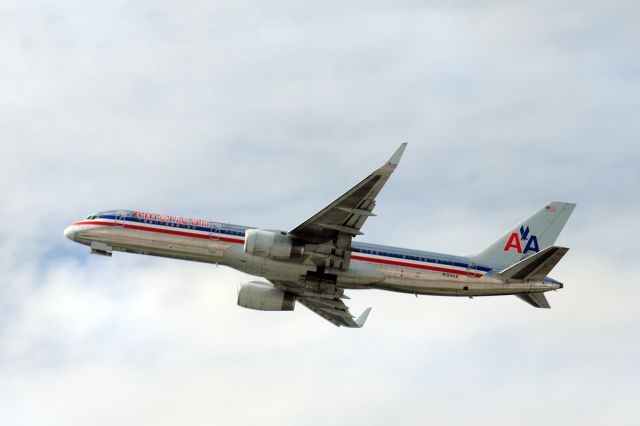 Boeing 757-200 (N194AA)