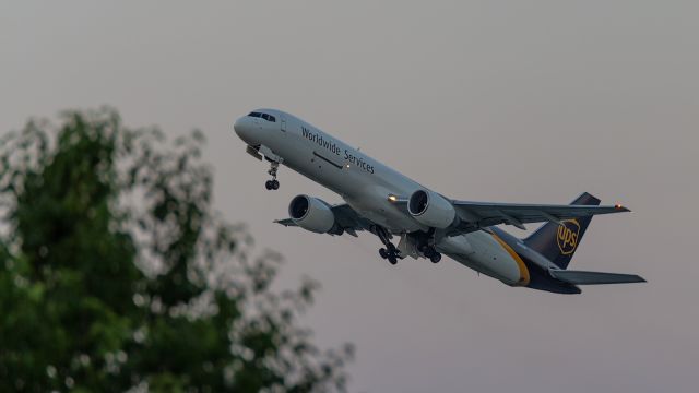 Boeing 757-200 (N405UP) - A Boeing 757 For UPS climbs out of KSBN on its way towards KFWA right at dusk.
