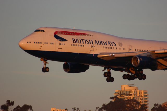 Boeing 747-400 (G-CIVY) - As seen from the public observation area at Lindbergh Field (San Diego International Airport), a British Airways Boeing 747-436, Reg G-CIVY (BA273 LHR>SAN), arrives over the airport boundary @ approx 1735PST on 04 DEC 2016.