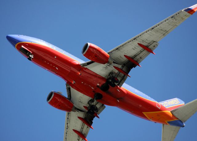 Boeing 737-700 (N552WN) - ARRIVAL SWA # 1015 FROM KBUR, ON FINAL 30L, 09-22-2015