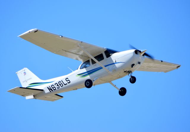 Cessna Skyhawk (N636LS) - A Cessna 172 Skyhawk taking off from runway 12 at KPWK doing traffic patterns, taken from the viewing area.