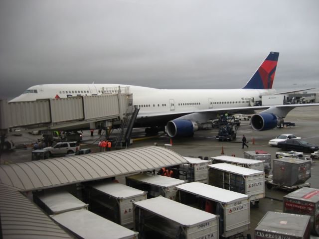 Boeing 747-400 (N665US)