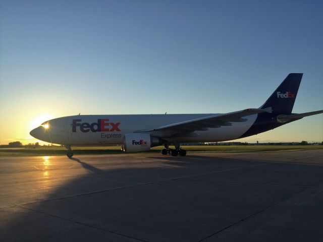 Airbus A300F4-600 (N673FE) - Just a well positioned sun's light  streaming through the cockpit