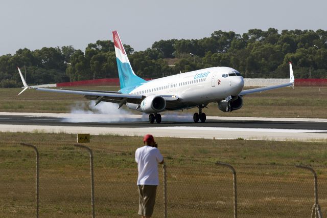 Boeing 737-800 (LX-LGV)